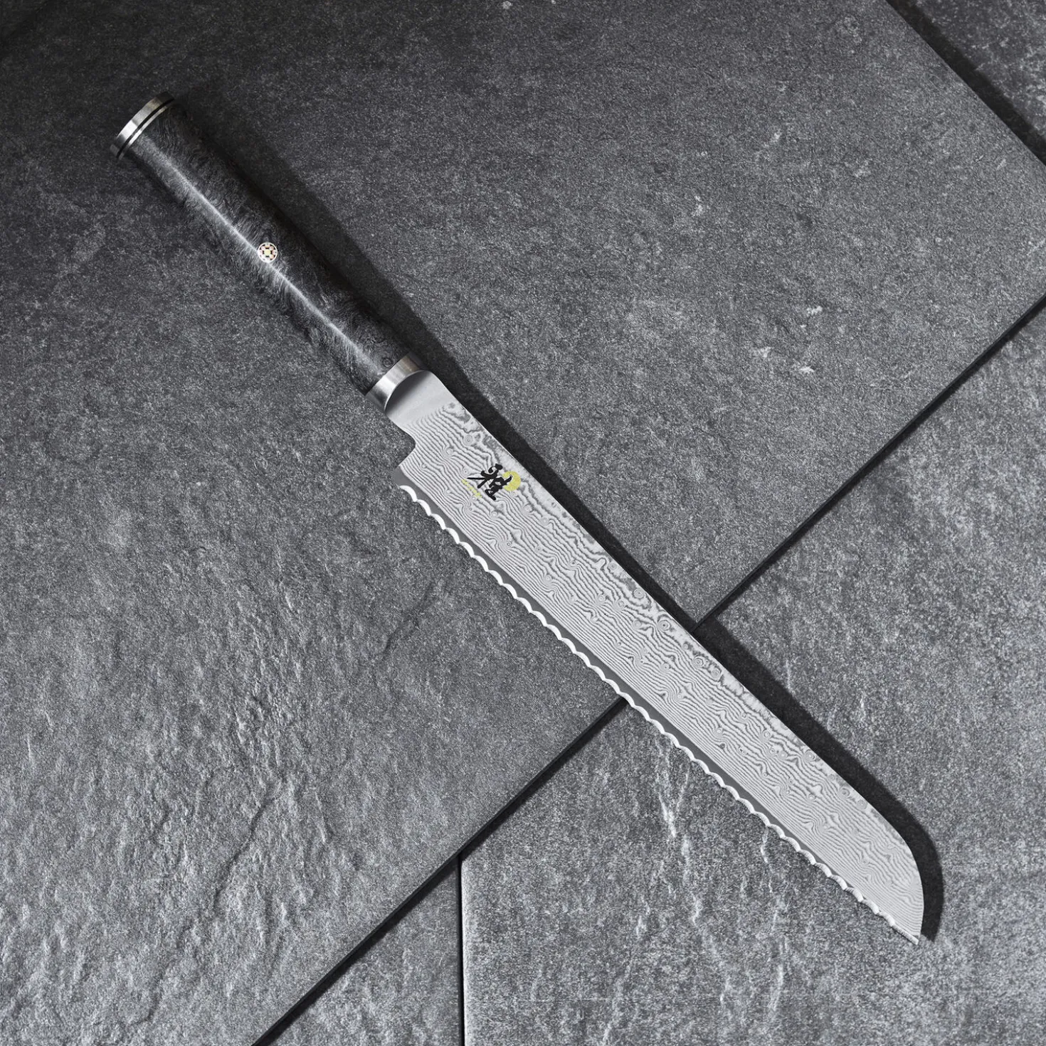 Couteau à pain 24 cm, Noir brun, tranchant dentelé