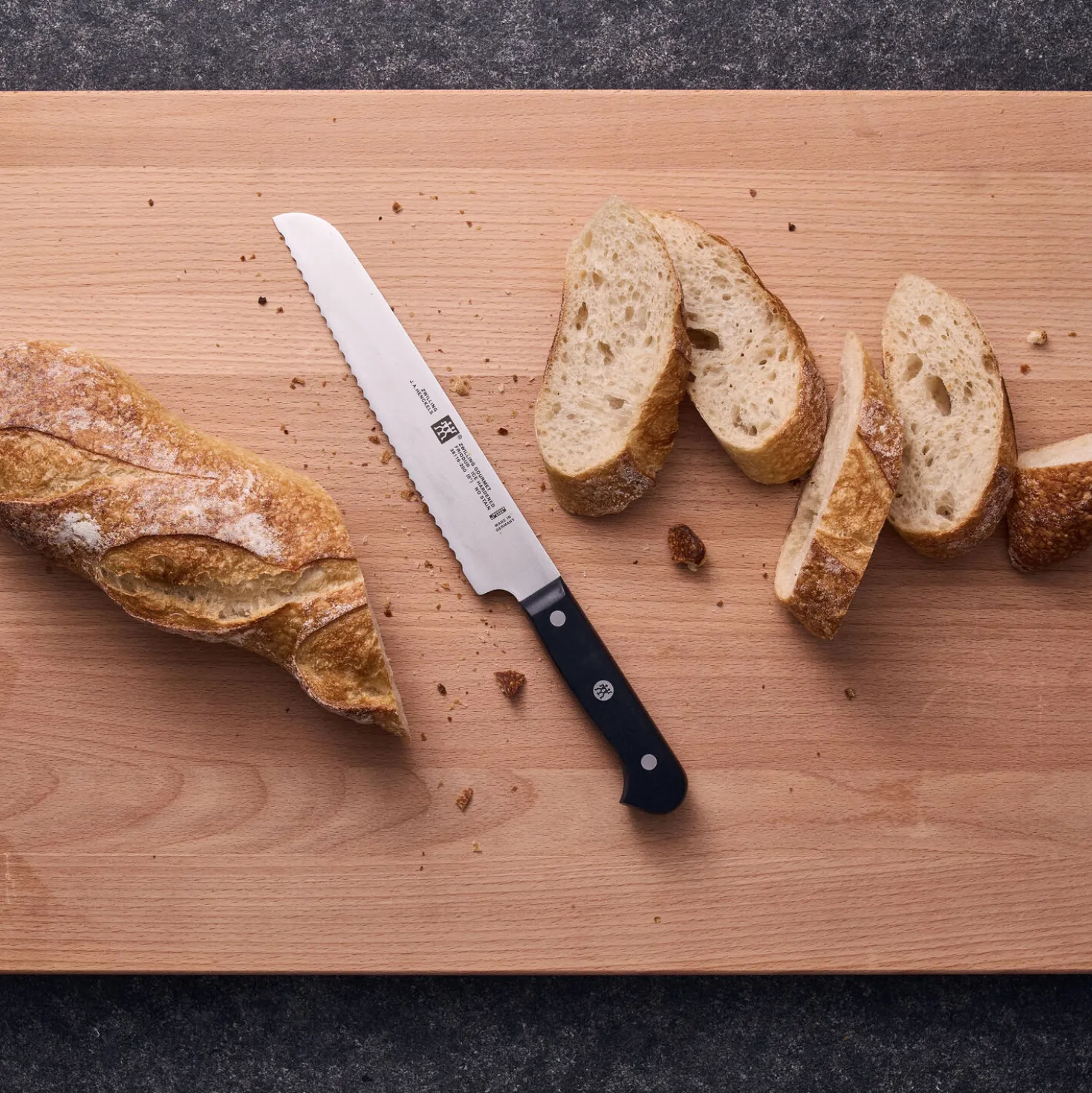 Couteau à pain 20 cm, tranchant dentelé