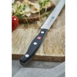 Couteau universel 13 cm, tranchant dentelé