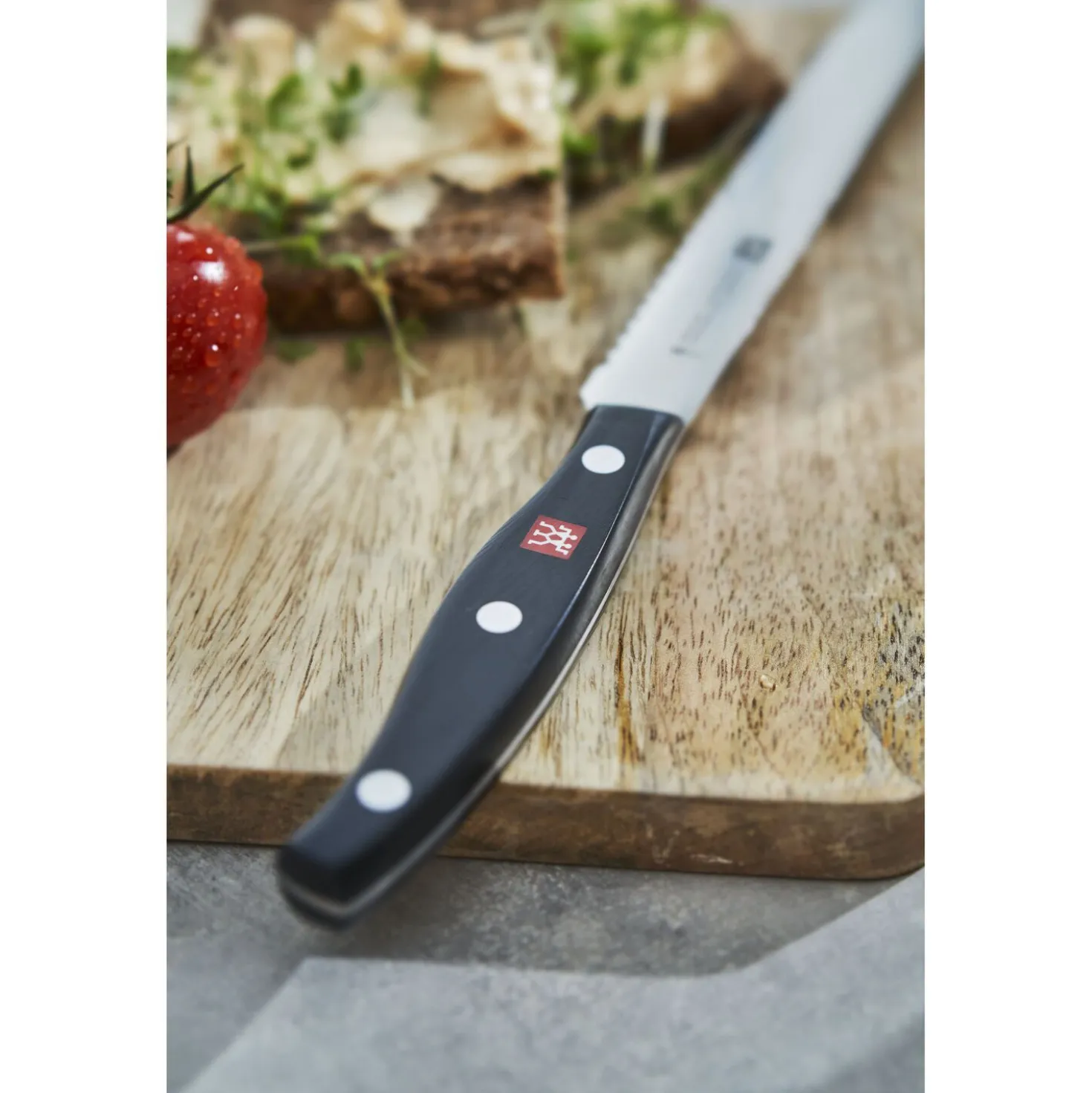 Couteau universel 13 cm, tranchant dentelé