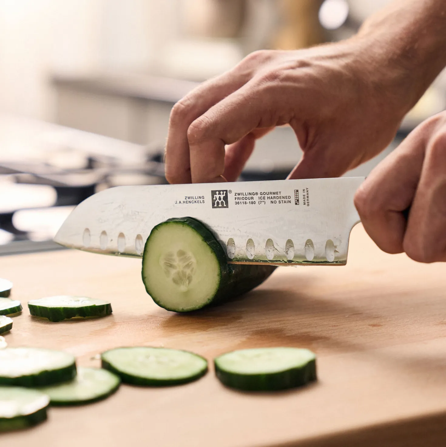 Santoku 18 cm, Tranchant alvéolé