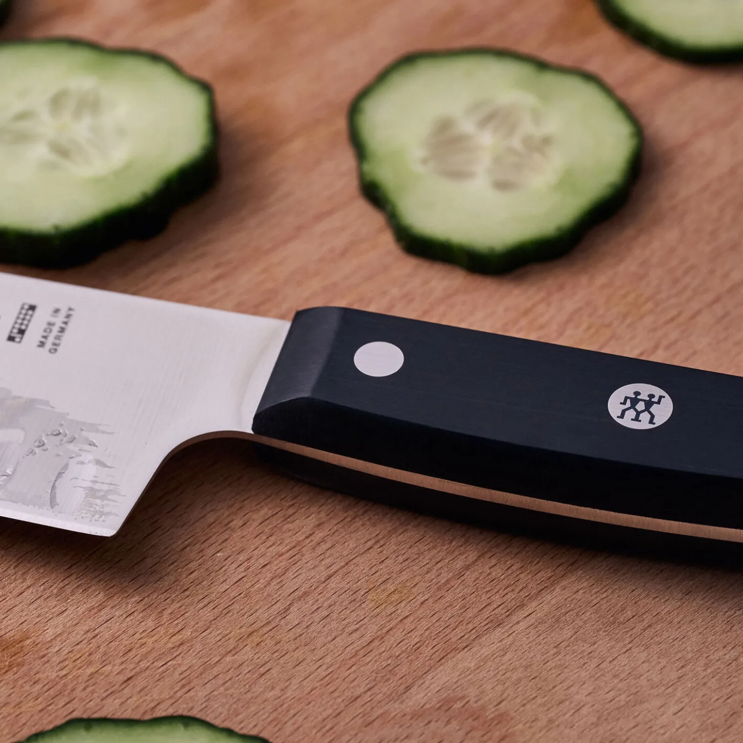 Santoku 18 cm, Tranchant alvéolé