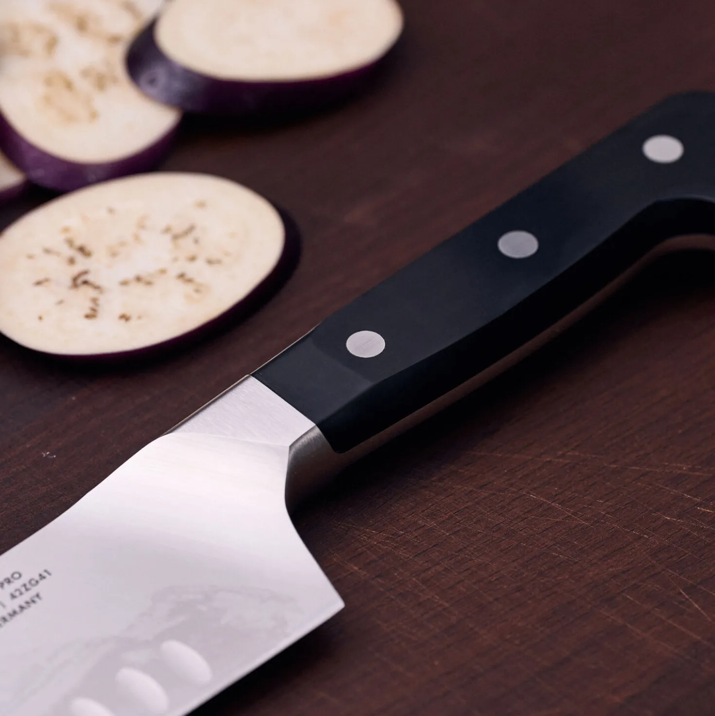 Santoku 18 cm, Tranchant alvéolé