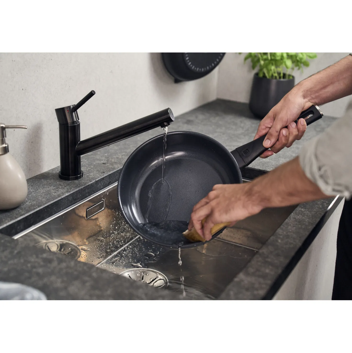 Sauteuse, 24 cm, Aluminium, Revêtement antiadhésif en céramique renforcée en titane